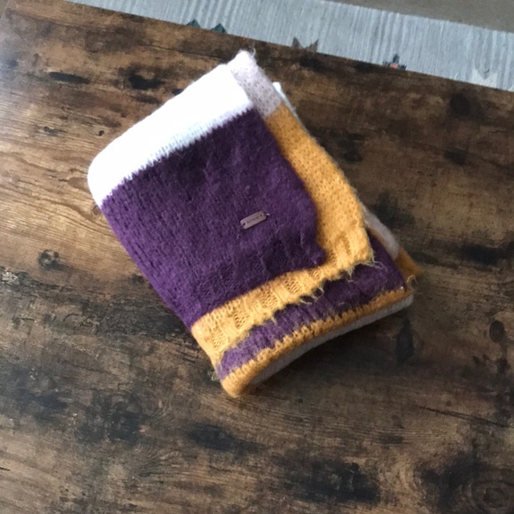 Fat face Scarf - Picture 7 of 8